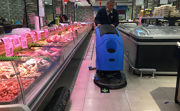 上海华联与优尼斯达成合作，手推式全自动洗地机运用于超市保洁工作
