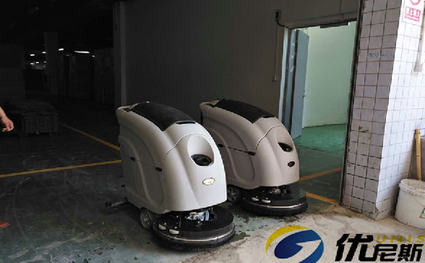 苏州昆山群鑫包装再次采购两台优尼斯手推式洗地机