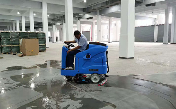 工厂面积过大不用愁，优尼斯驾驶式洗地机清洁有新招