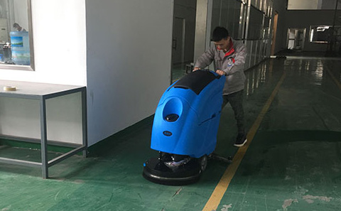 江苏工厂驾驶式洗地机--地面清洁不可或缺