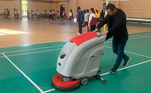 手推式洗地机助力学校体育馆地面清洁