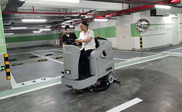 优尼斯U900H驾驶式洗地机用于车库地面清洁