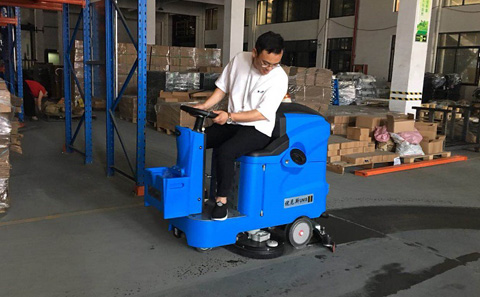 优尼斯驾驶式洗地机让您省钱的利器！
