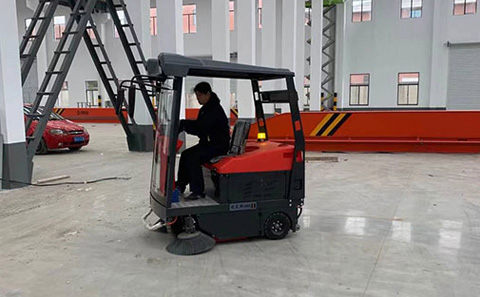 浅谈优尼斯驾驶式扫地机工作原理及优点
