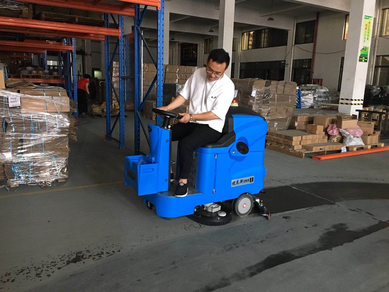 优尼斯驾驶式全自动洗地机UNIS700.jpg