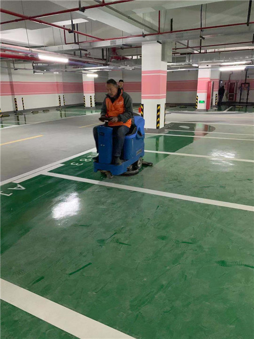 优尼斯驾驶式洗地机车库用