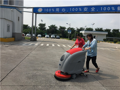 优尼斯手推式洗地机清洗水泥地面