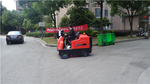 优尼斯驾驶式扫地机/扫地车