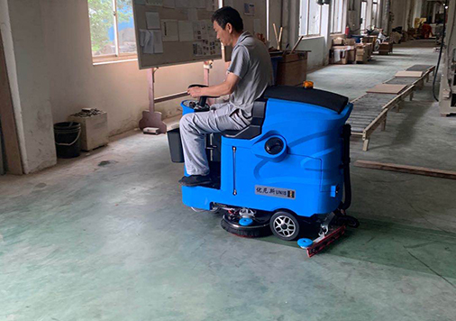 优尼斯驾驶式洗地机