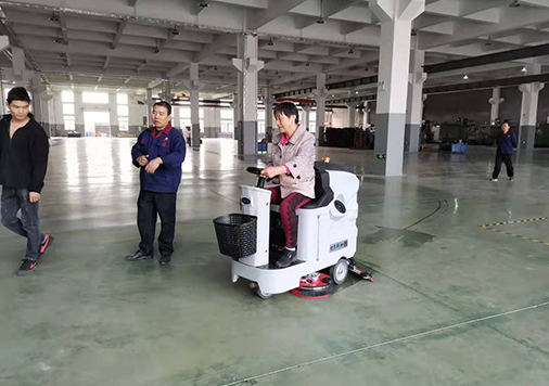 优尼斯驾驶式洗地机