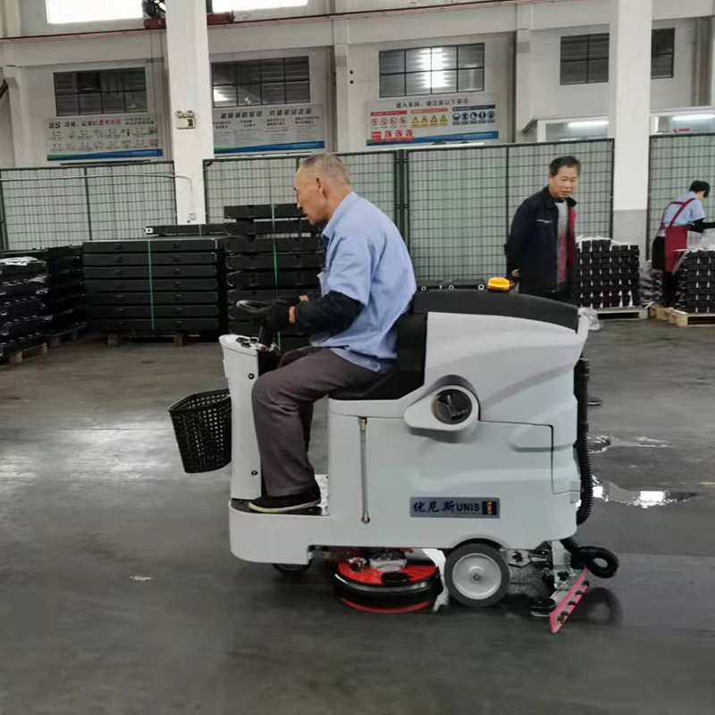 优尼斯驾驶式洗地机