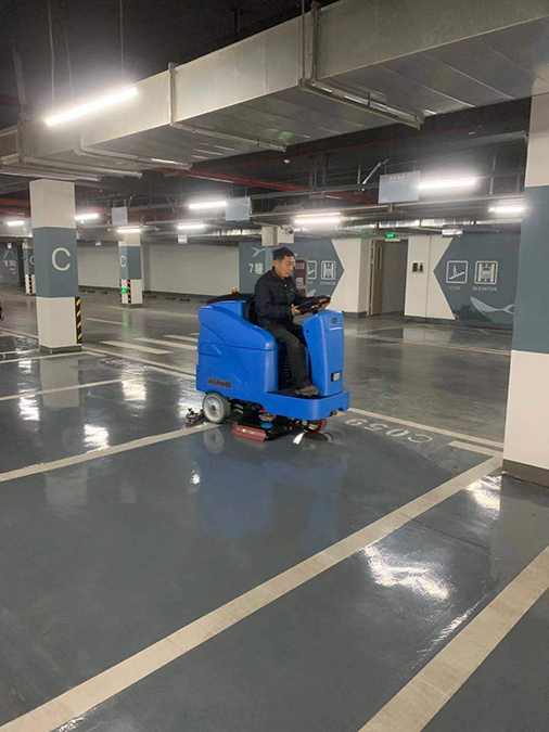 优尼斯大型驾驶式洗地机