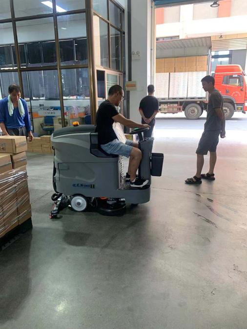 沧州驾驶式洗地机-优尼斯